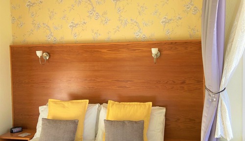 Doppelzimmer, mit Bad (Small-patio view)