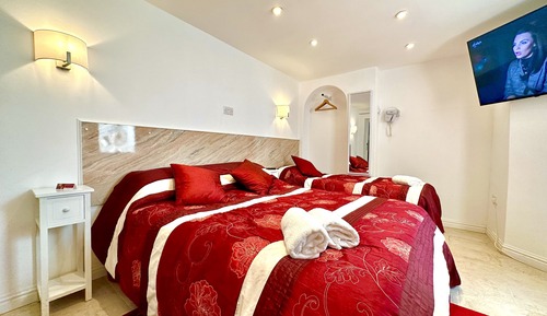 Familien-Dreibettzimmer, 1 Schlafzimmer, mit Bad, Blick auf den Innenhof (Room 5)