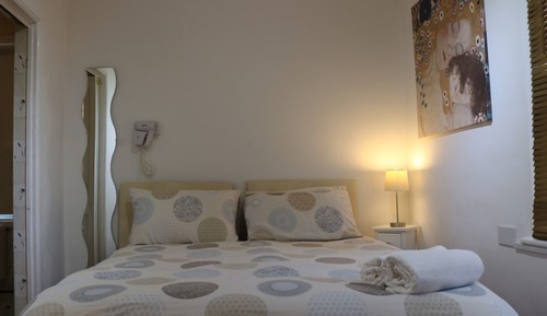 Doppel- oder Zweibettzimmer, mit Bad