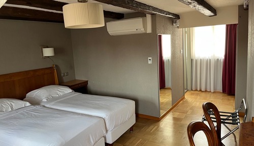 Zweibettzimmer, Badewanne