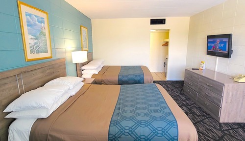 Standardzimmer, 2 Queen-Betten, Poolblick (4 People)