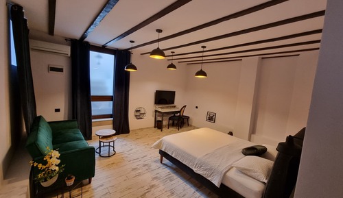 Studiosuite (Basement)