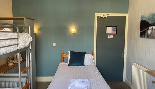 Dreibettzimmer, Gemeinschaftsbad