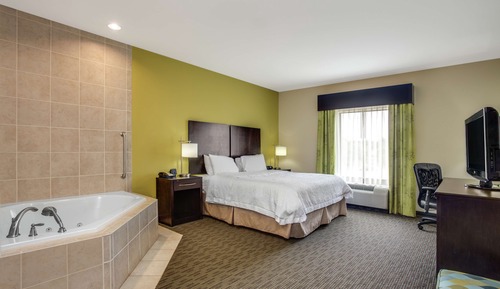 Zimmer, 1 King-Bett, Kühlschrank und Mikrowelle (Jetted Tub)