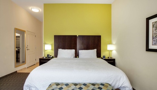 Zimmer, 1 King-Bett, Kühlschrank und Mikrowelle