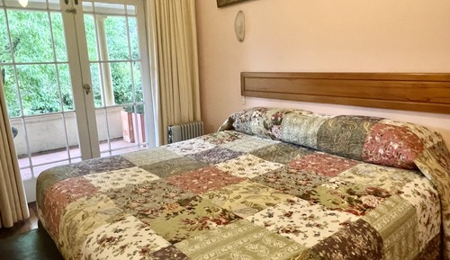 Zimmer (Irvine Room)