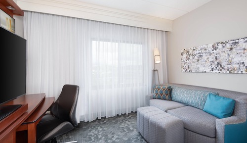 Zimmer, 1 King-Bett und Schlafsofa (Mobility/Hearing Accessible, Tub)