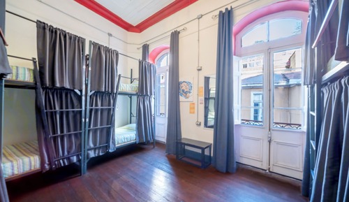 Gemeinsamer Standard-Schlafsaal, Gemischter Schlafsaal, Gemeinschaftsbad