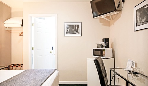 Standardzimmer, 1 Queen-Bett, Kühlschrank und Mikrowelle