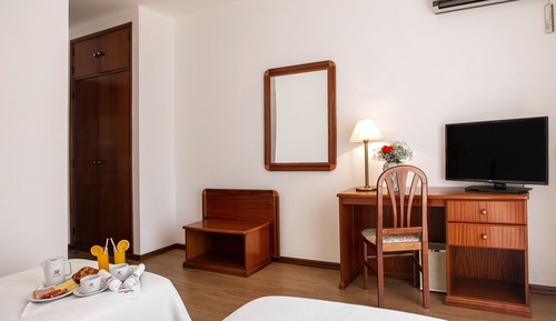 Doppel- oder Zweibettzimmer