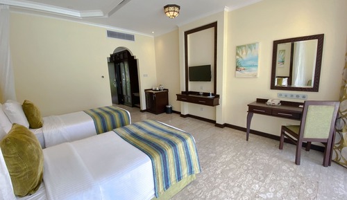 Zweibettzimmer (Pool Facing)