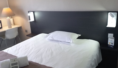 Comfort-Doppelzimmer, eigenes Bad, zum Garten hin