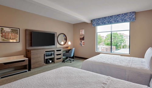 Zimmer, 2 Queen-Betten, Kühlschrank und Mikrowelle