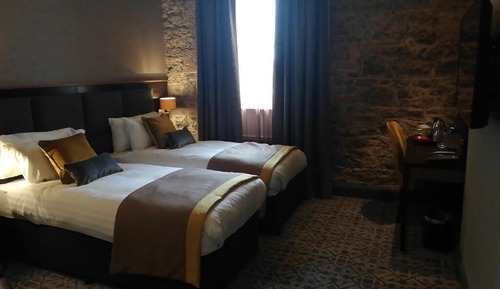 Doppel- oder Zweibettzimmer