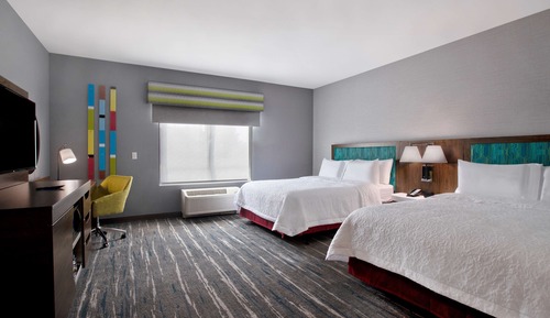 Zimmer, 2 Queen-Betten, barrierefrei, Badewanne