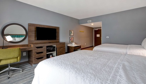 Zimmer, 2 Queen-Betten, Kühlschrank