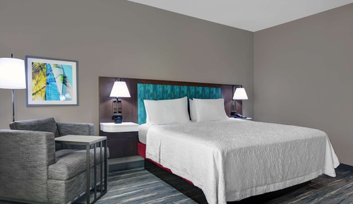 Zimmer, 1 King-Bett, Kühlschrank und Mikrowelle