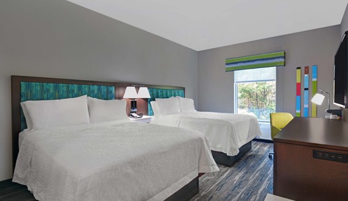 Zimmer, 2 Queen-Betten, Kühlschrank und Mikrowelle