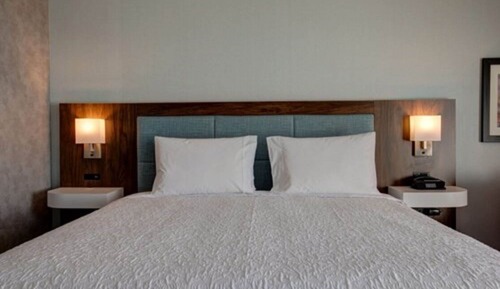 Zimmer, 1 King-Bett, Kühlschrank und Mikrowelle