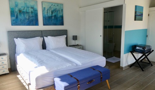 Design-Doppel- oder -Zweibettzimmer