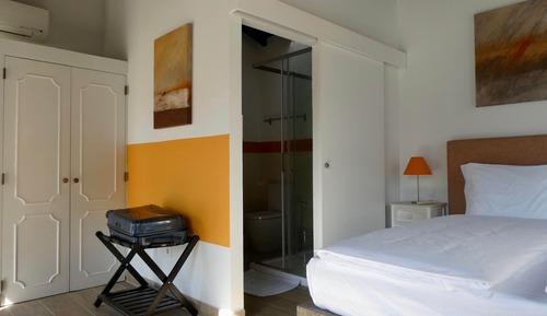 Design-Doppel- oder -Zweibettzimmer