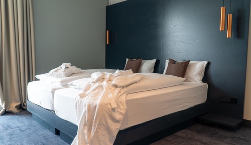 Design-Doppel- oder -Zweibettzimmer