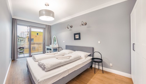 Apartment (17 C)