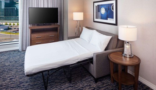 Suite, 1 King-Bett (2 Room, Mobility, Roll-In, Water View)