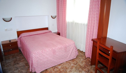 Doppel- oder Zweibettzimmer