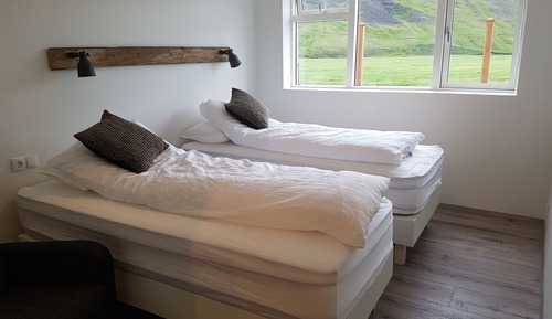 Doppel- oder Zweibettzimmer, eigenes Bad