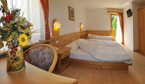 Doppel- oder Zweibettzimmer