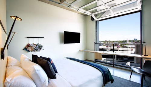 Zimmer, 1 King-Bett (Garage Door)