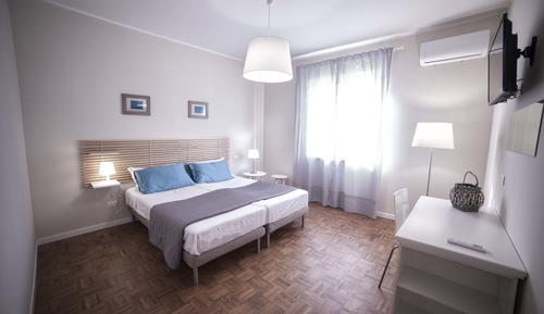 Doppel- oder Zweibettzimmer