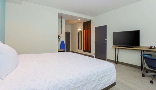 Zimmer, 1 King-Bett, barrierefrei (Hearing, Roll-in Shower)