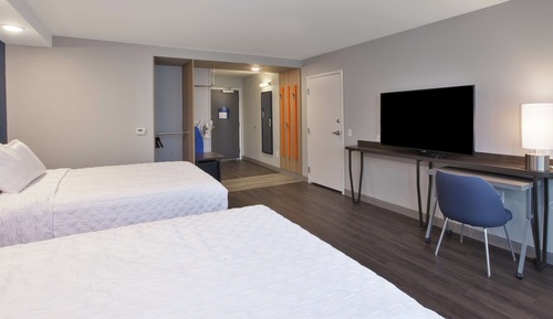 Zimmer, 2 Queen-Betten, barrierefrei, Badewanne