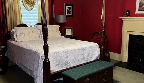 Superior Triple Room, Shared Bathroom (Red Room)