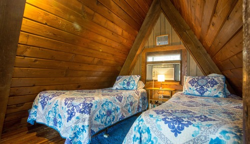 Standard-Ferienhaus, eigenes Bad, Seeblick (A-Frame Pawpaw Cottage)