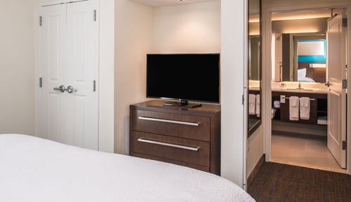 Suite, 2 Schlafzimmer (Mobility/Hearing Access, Roll-In Shwr)