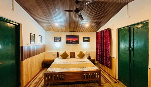 Deluxe-Zimmer, 1 Doppelbett, Hügelblick