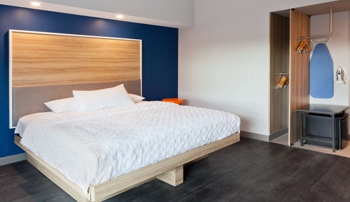 Zimmer, 1 King-Bett, barrierefrei (Hearing, Roll-in Shower)