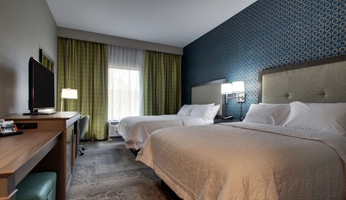 Zimmer, 2 Queen-Betten, Kühlschrank und Mikrowelle