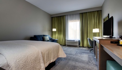 Zimmer, 1 King-Bett und Schlafsofa, Kühlschrank und Mikrowelle