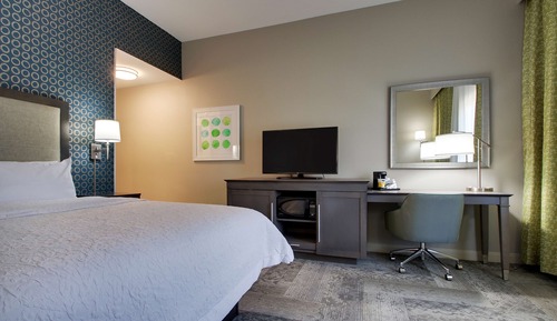 Zimmer, 1 King-Bett, Kühlschrank und Mikrowelle