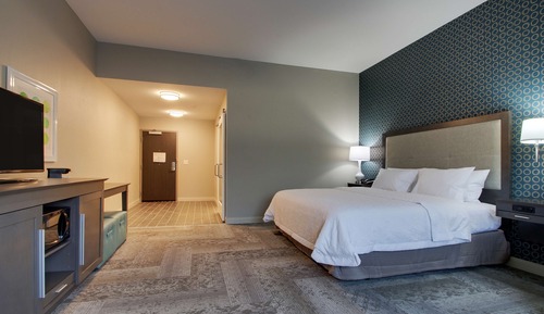 Zimmer, 1 King-Bett und Schlafsofa, barrierefrei, Badewanne (Mobility & Hearing)