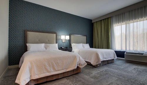 Zimmer, 2 Queen-Betten, barrierefrei, Badewanne (Mobility & Hearing)