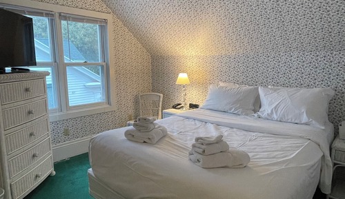 Historic Hotel (Accessible by Stairs) - One Queen - Shared Bath