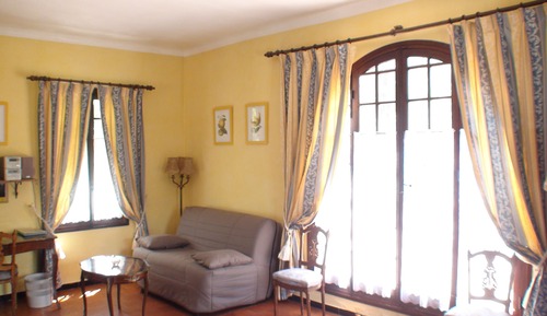 Dreibettzimmer, mit Bad ( La suite des Glycines)