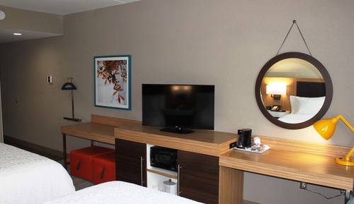 Zimmer, 2 Queen-Betten, barrierefrei, Badewanne (Hearing)