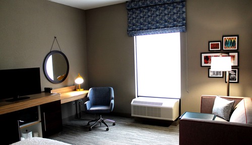 Zimmer, 1 King-Bett, Kühlschrank und Mikrowelle