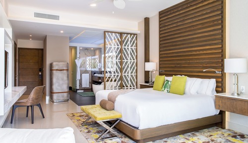 Junior Suite Swim Up 1 King Bed + $75 Daily Resort Credit